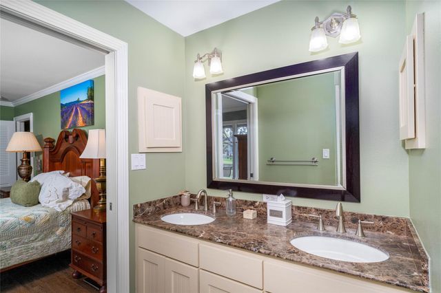 135 Woodhaven Lane, Taylor Lake Village, TX 77586