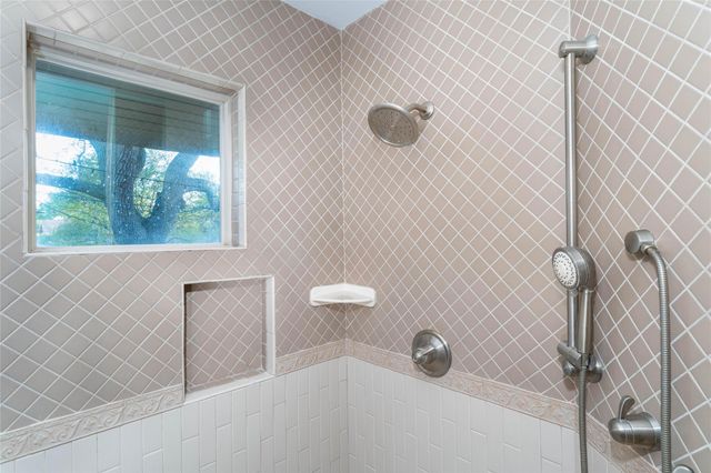 135 Woodhaven Lane, Taylor Lake Village, TX 77586