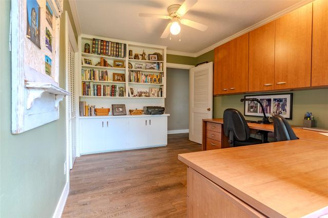 135 Woodhaven Lane, Taylor Lake Village, TX 77586