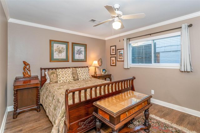 135 Woodhaven Lane, Taylor Lake Village, TX 77586