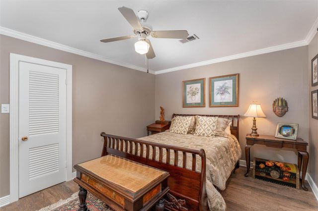 135 Woodhaven Lane, Taylor Lake Village, TX 77586