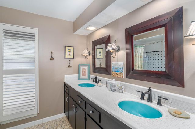 135 Woodhaven Lane, Taylor Lake Village, TX 77586