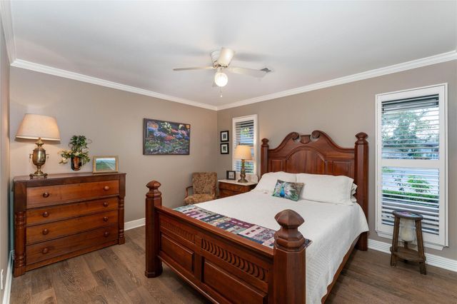 135 Woodhaven Lane, Taylor Lake Village, TX 77586