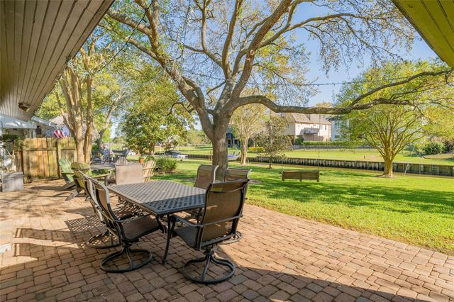 135 Woodhaven Lane, Taylor Lake Village, TX 77586