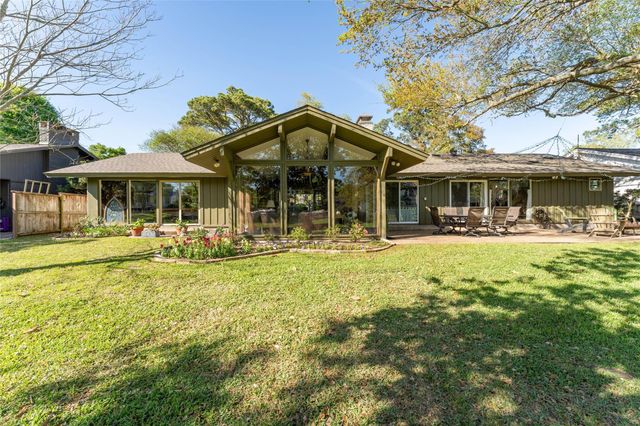 135 Woodhaven Lane, Taylor Lake Village, TX 77586