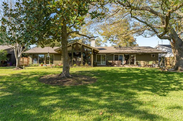 135 Woodhaven Lane, Taylor Lake Village, TX 77586