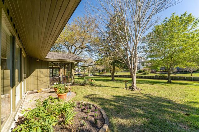 135 Woodhaven Lane, Taylor Lake Village, TX 77586