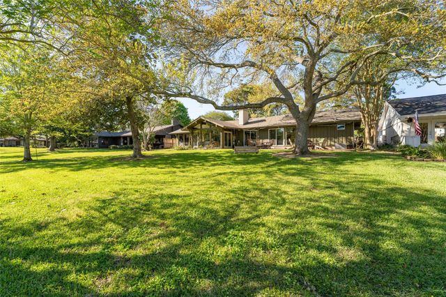 135 Woodhaven Lane, Taylor Lake Village, TX 77586