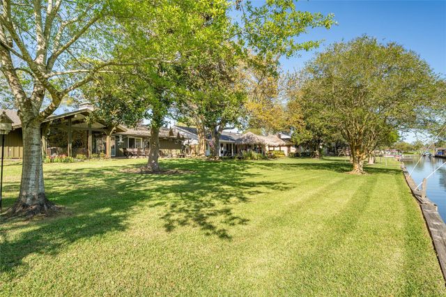 135 Woodhaven Lane, Taylor Lake Village, TX 77586