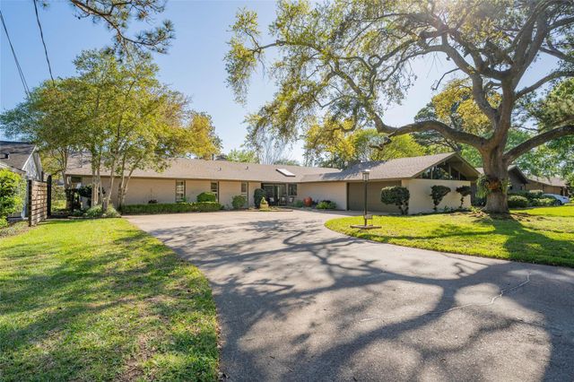 135 Woodhaven Lane, Taylor Lake Village, TX 77586