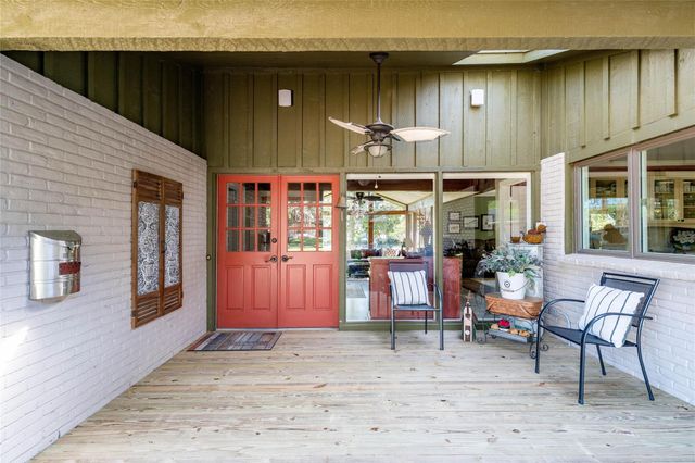 135 Woodhaven Lane, Taylor Lake Village, TX 77586