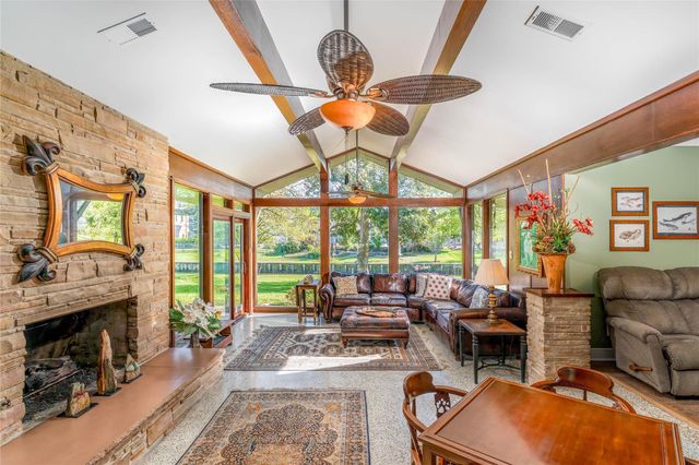 135 Woodhaven Lane, Taylor Lake Village, TX 77586