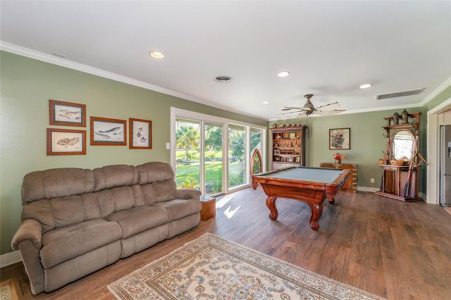 135 Woodhaven Lane, Taylor Lake Village, TX 77586