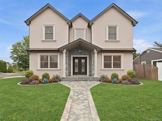 2 Griffin Lane, Syosset, NY 11791