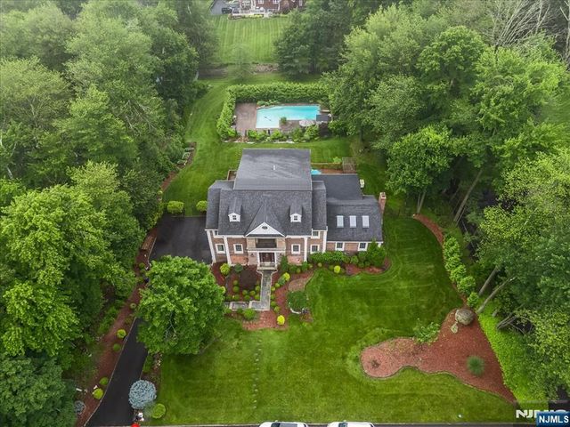 8 Oratam Road, Upper Saddle River, NJ 07458