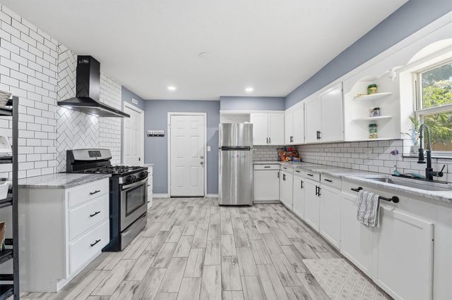 9330 E Avenue L, Houston, TX 77012