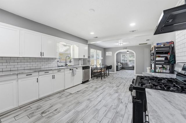 9330 E Avenue L, Houston, TX 77012