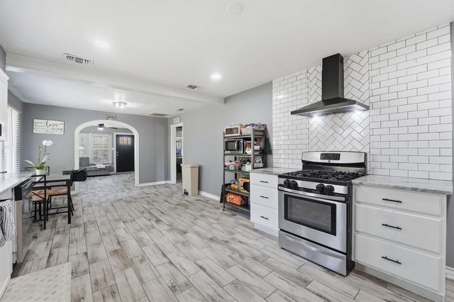 9330 E Avenue L, Houston, TX 77012