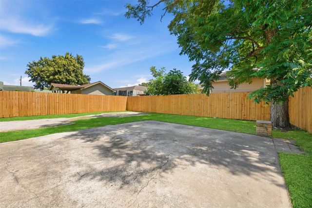 9330 E Avenue L, Houston, TX 77012