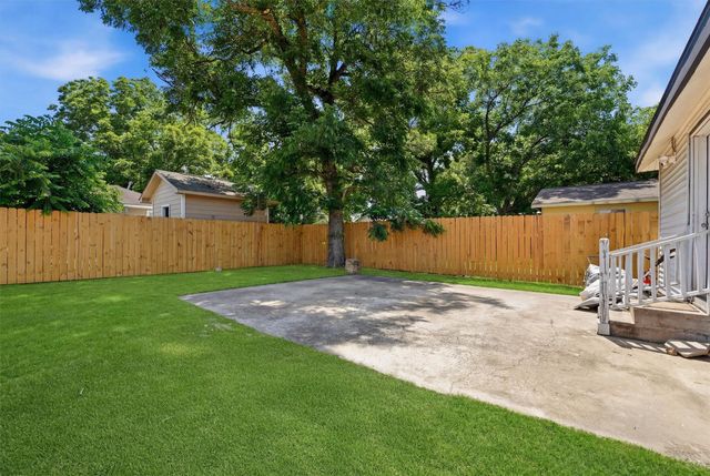 9330 E Avenue L, Houston, TX 77012