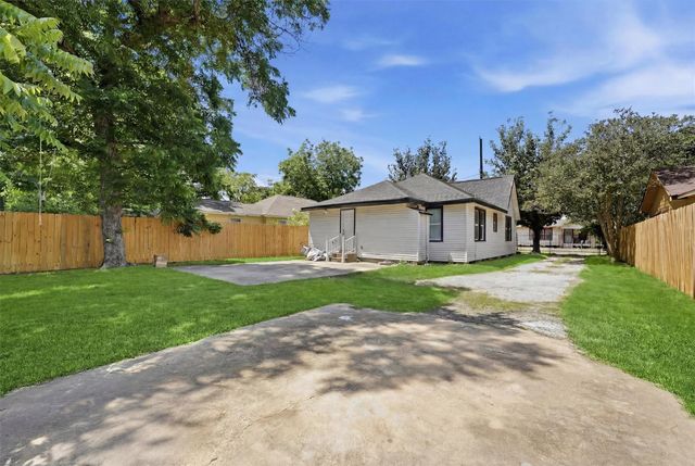9330 E Avenue L, Houston, TX 77012