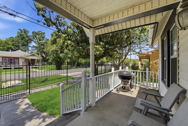 9330 E Avenue L, Houston, TX 77012