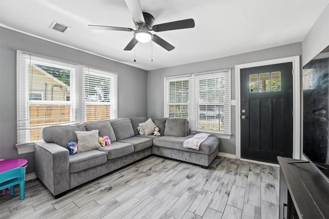 9330 E Avenue L, Houston, TX 77012