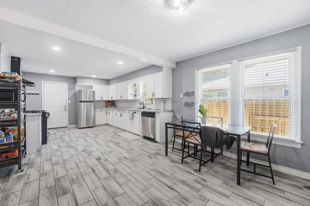 9330 E Avenue L, Houston, TX 77012