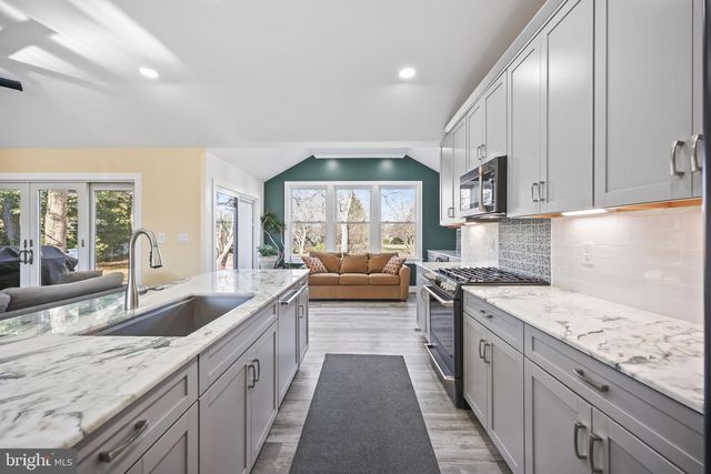 568 VILLAGE RD W RD, Princeton Junction, NJ 08550