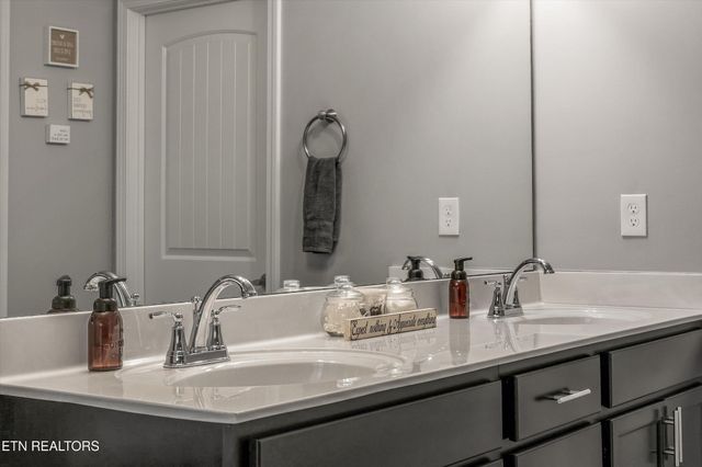 127 W Rarity Ridge Pkwy, Oak Ridge, TN 37830