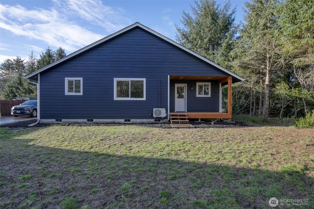 634 Island Circle SE, Ocean Shores, WA 98569