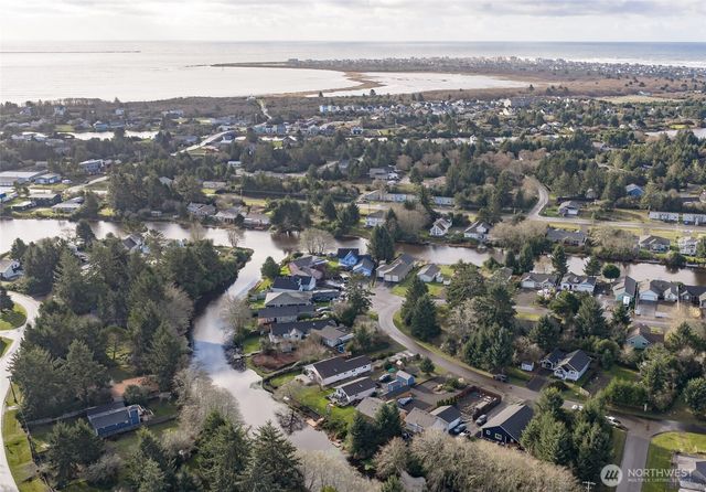 634 Island Circle SE, Ocean Shores, WA 98569