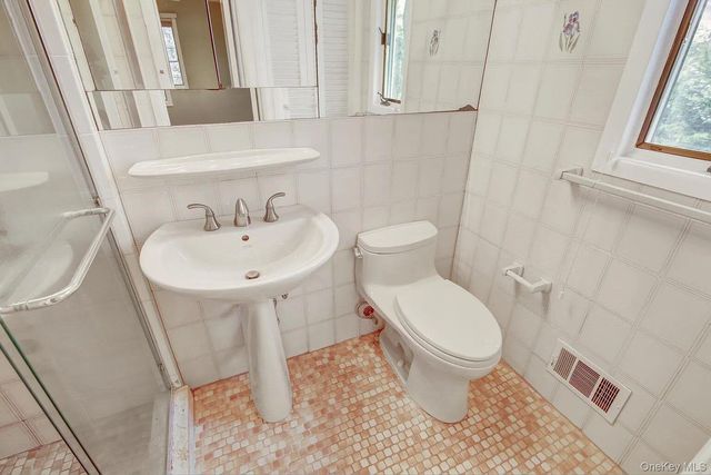 25 North Drive, Great Neck, NY 11021