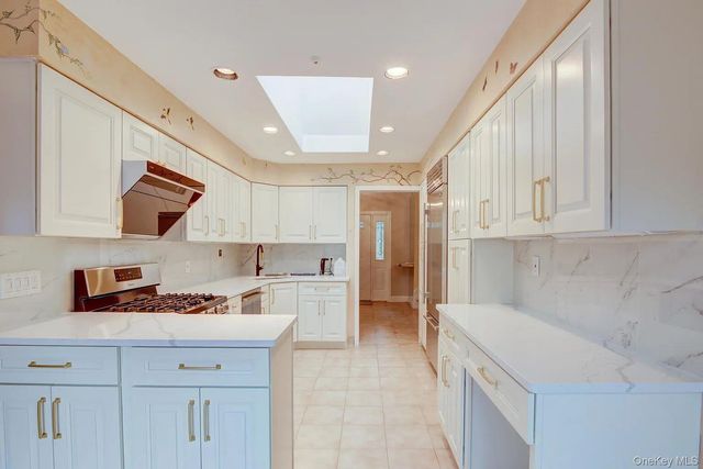 25 North Drive, Great Neck, NY 11021