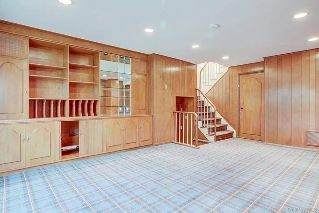 25 North Drive, Great Neck, NY 11021