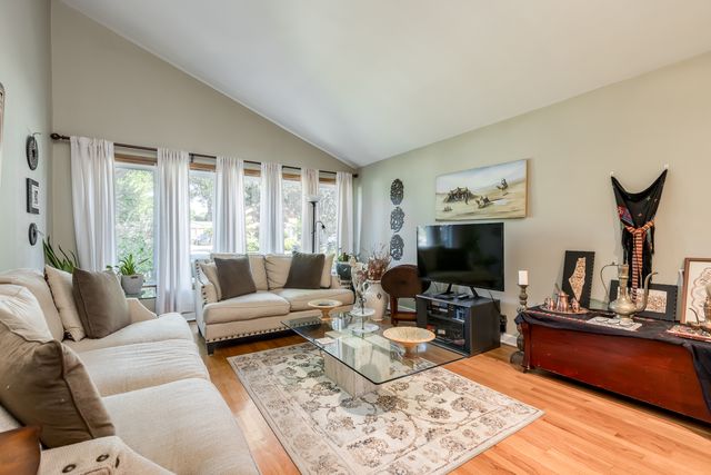6542 N Kenneth Avenue, Lincolnwood, IL 60712