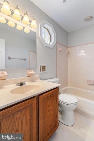 7087 WESTMORELAND DR, Warrenton, VA 20187