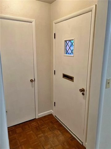 203 Crestwood Lane, Pittsburg, KS 66762