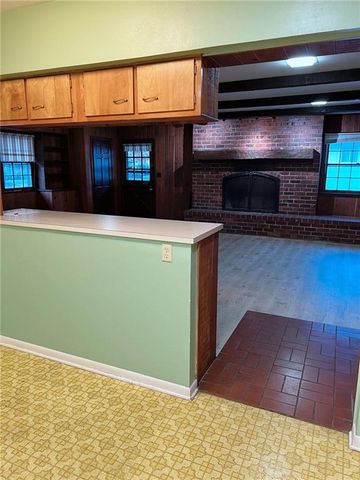 203 Crestwood Lane, Pittsburg, KS 66762