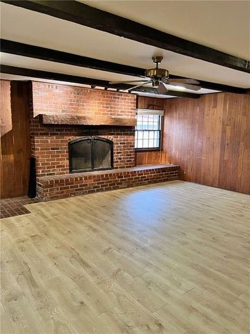 203 Crestwood Lane, Pittsburg, KS 66762