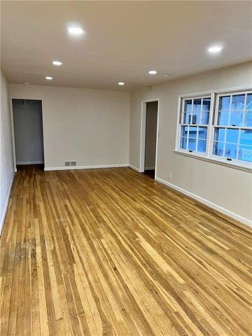 203 Crestwood Lane, Pittsburg, KS 66762