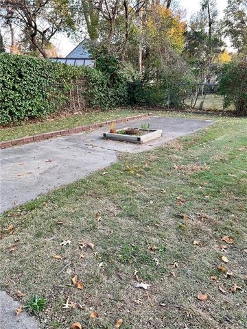 203 Crestwood Lane, Pittsburg, KS 66762