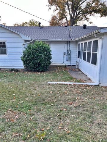 203 Crestwood Lane, Pittsburg, KS 66762