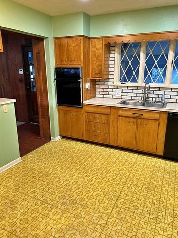 203 Crestwood Lane, Pittsburg, KS 66762