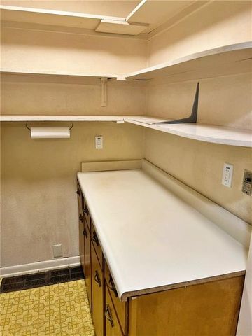 203 Crestwood Lane, Pittsburg, KS 66762