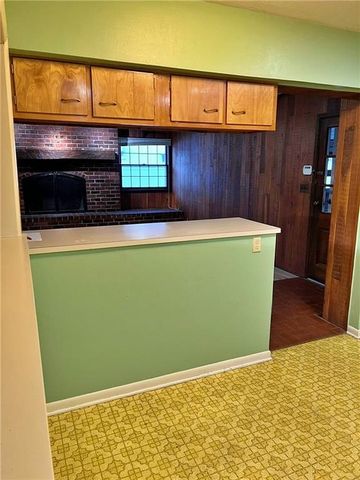 203 Crestwood Lane, Pittsburg, KS 66762