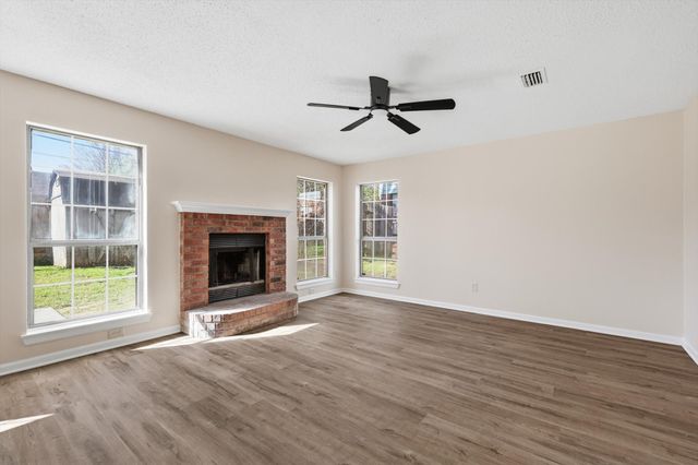 610 Squaw Creek Court, Arlington, TX 76018