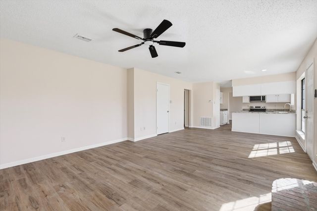 610 Squaw Creek Court, Arlington, TX 76018