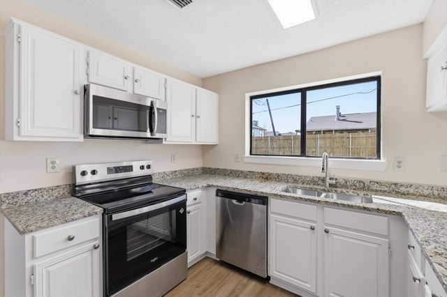 610 Squaw Creek Court, Arlington, TX 76018