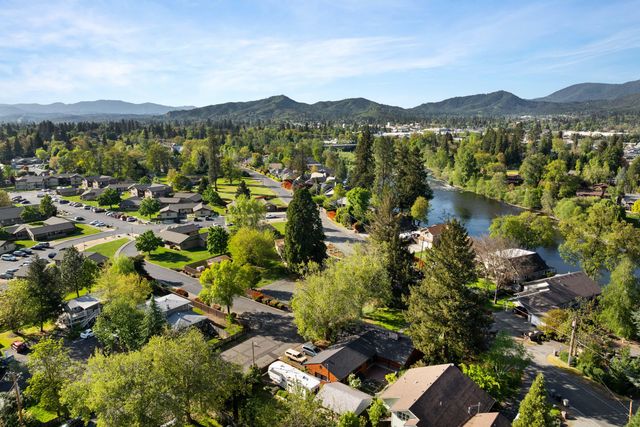 1201 E Park Street, Grants Pass, OR 97527